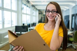 Mujer trabajando en correos